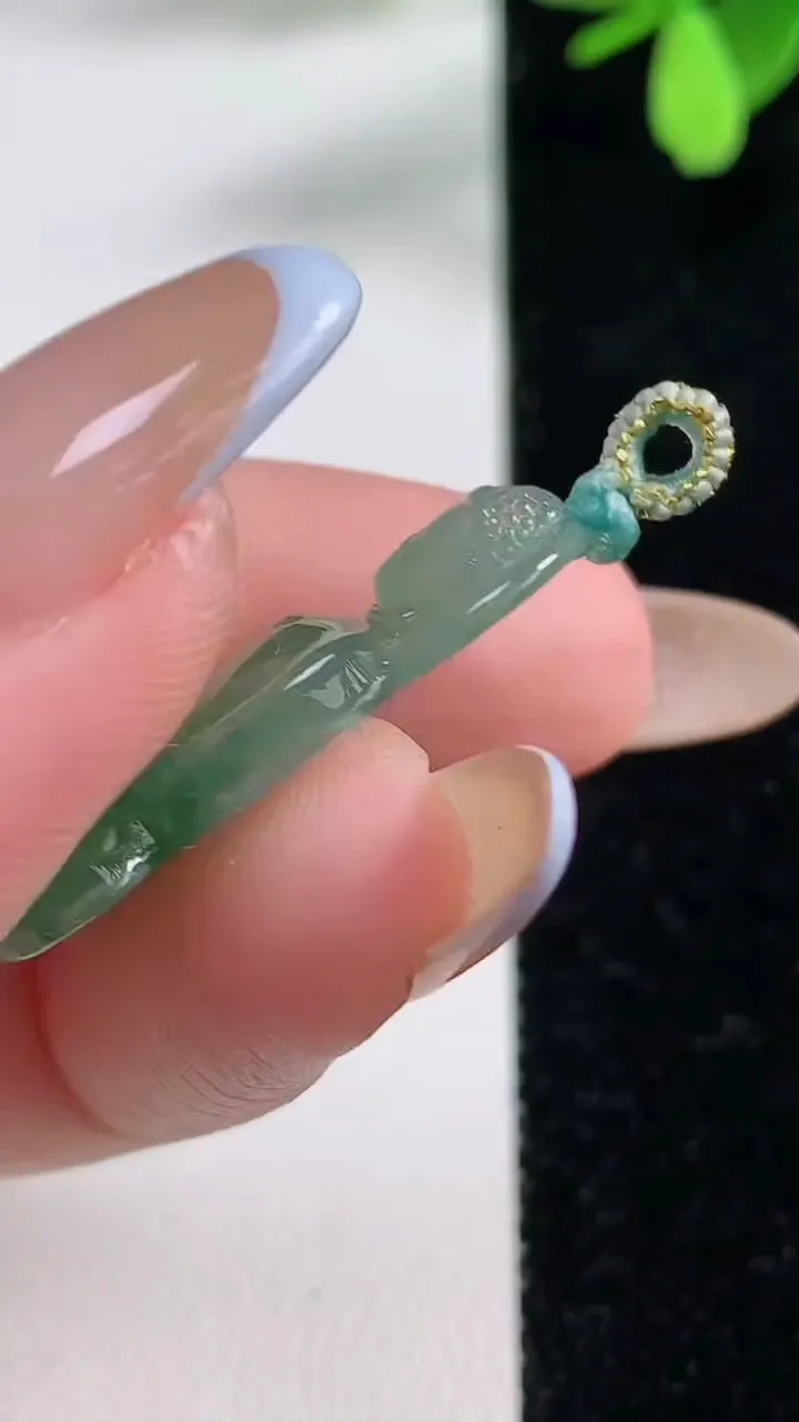 天然A货翡翠大日如来吊坠，尺寸27.6-15-4.2，重量:3.31g
11月4日