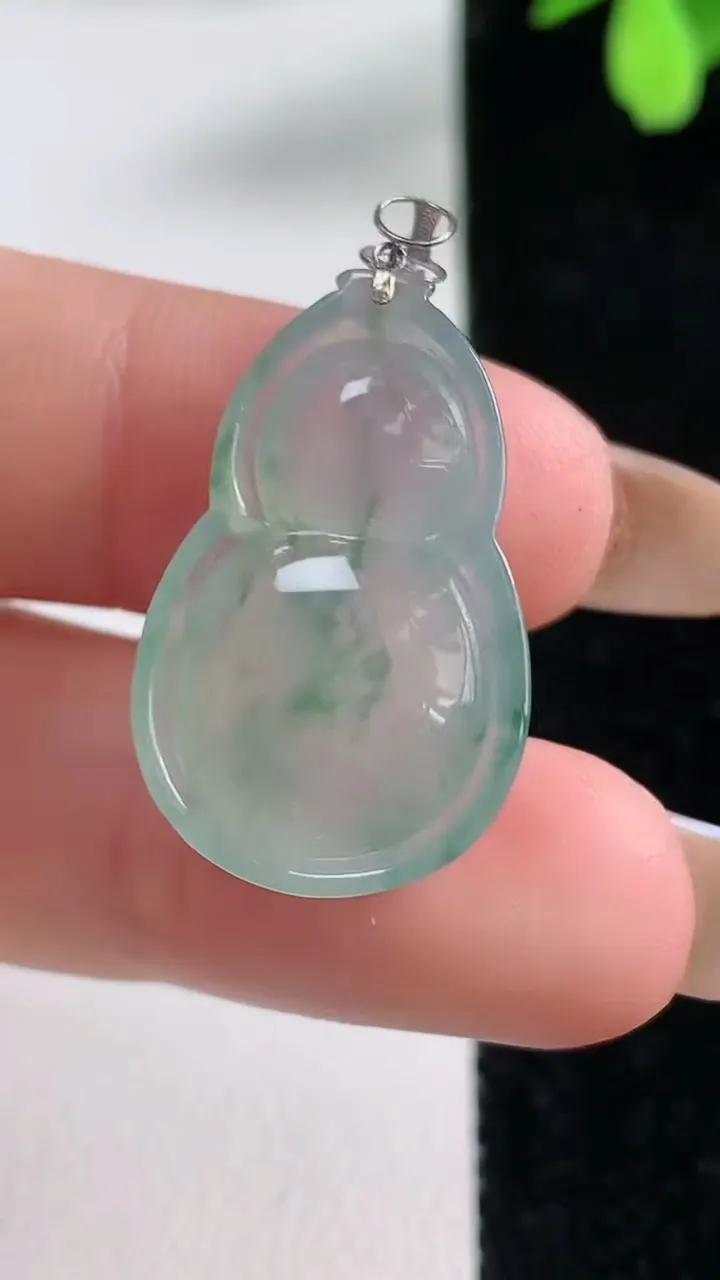 天然A货翡翠种飘花葫芦吊坠，尺寸26.3-16.4-6.3，重量:4.19g
11月4日