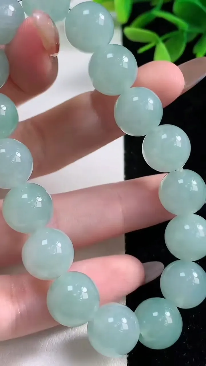天然A货翡翠圆珠手串，尺寸12.2-17颗，重量:53.15g11月4日
工厂直销收藏佳品,种好水足，色泽均匀，有种有色，上手高大气！