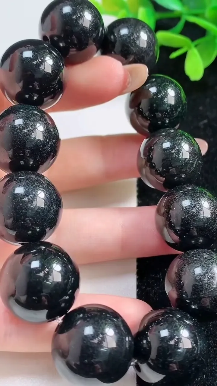 天然A货翡翠货墨翠圆珠手串12颗，尺寸18，重:118.82g11月4日
工厂直销收藏佳品,种好水足，色泽均匀，有种有色，上手高大气！