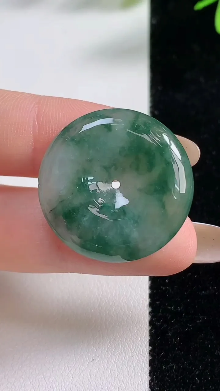 天然A货翡翠飘花平安扣吊坠，尺寸27-5.2，重:8.05g
11月4日