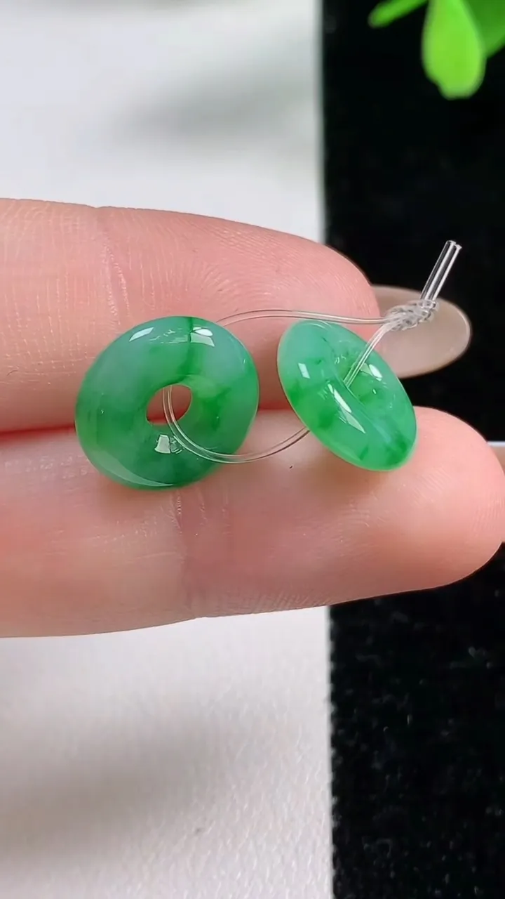 天然A货翡翠平安环吊坠一对，尺寸12.4-3.2，重量:2.12g
11月4日