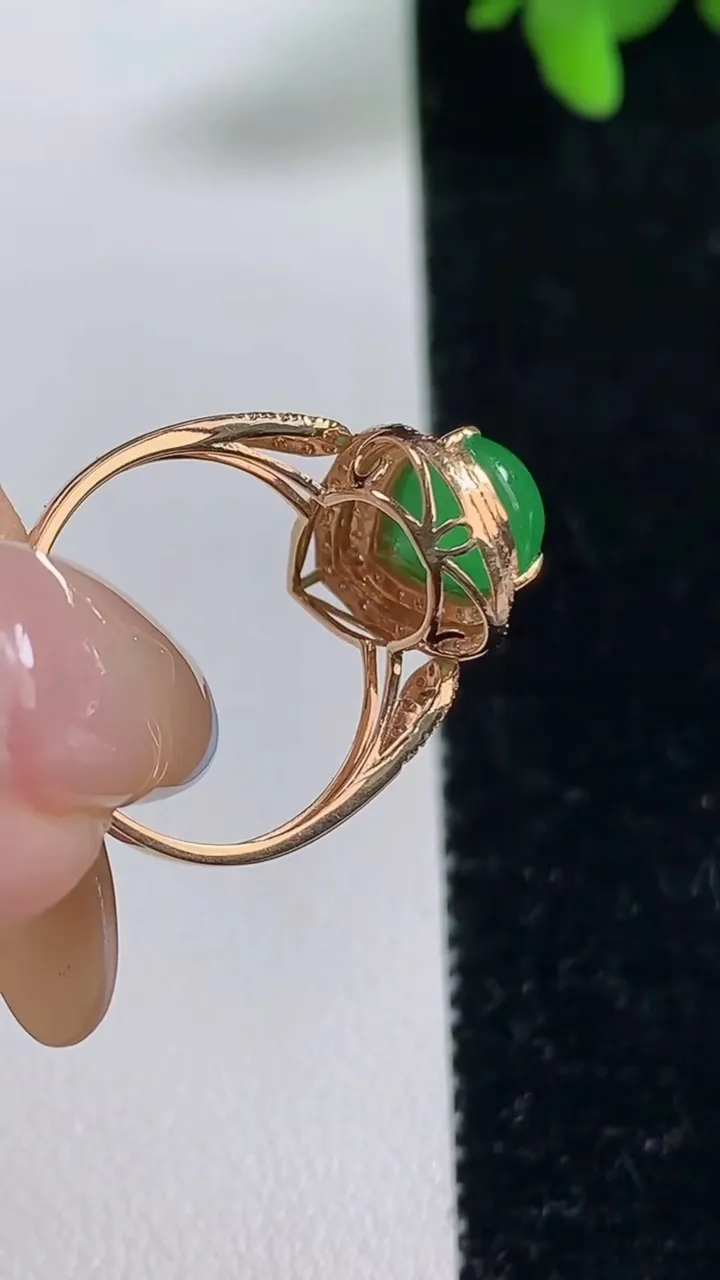 天然A货翡翠水滴戒指，尺寸17.3-10-7.5，重量:2.39g2025年11月4日
工厂直销收藏佳品,种好水足，色泽均匀，有种有色，上手高大气！