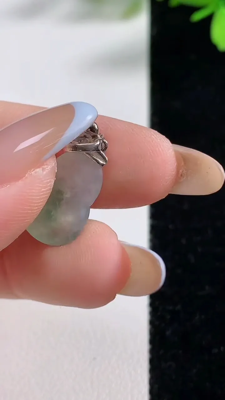 天然A货翡翠葫芦吊坠，尺寸16.2-10.7-4，重:1.76g
11月4日