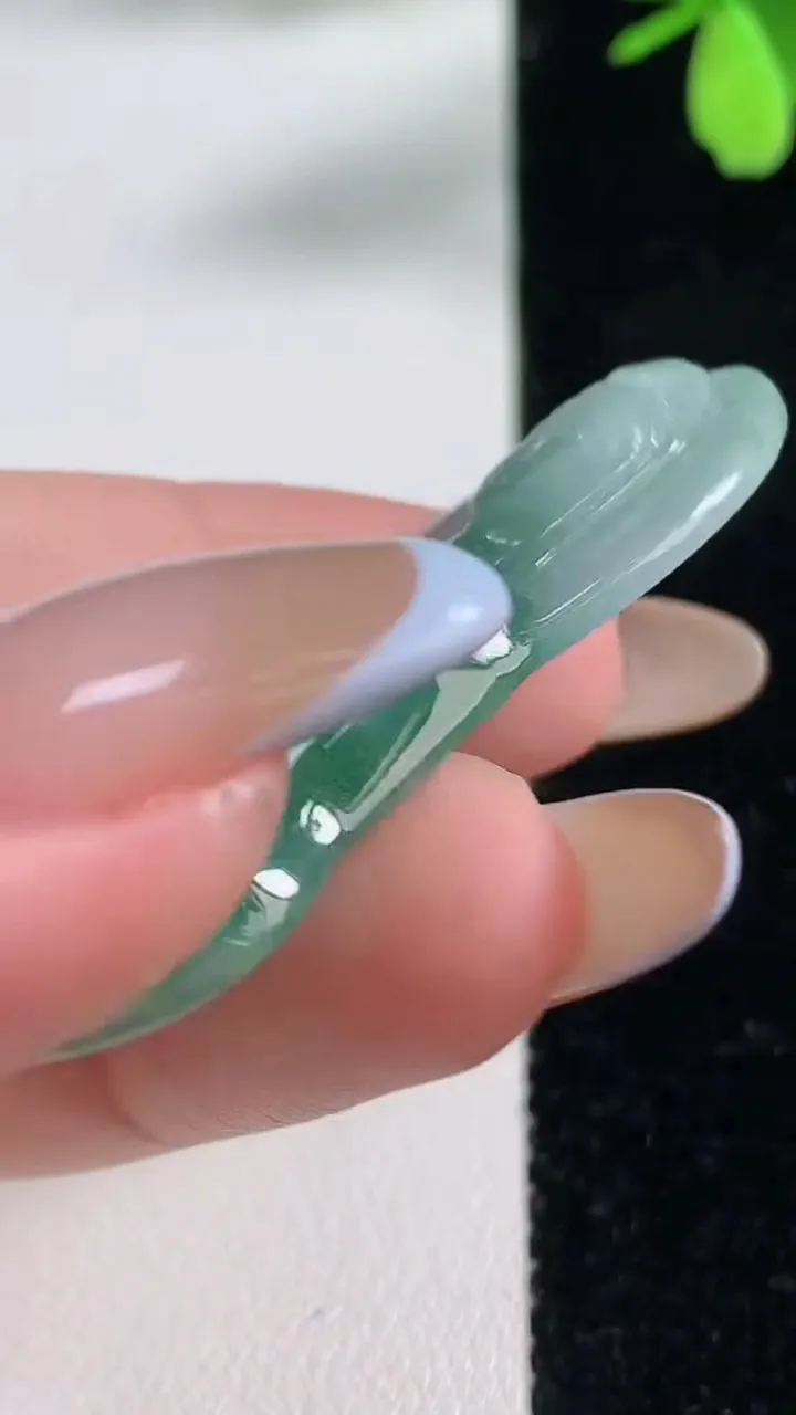 天然A货翡翠素衣观音吊坠，尺寸47.4-25.2-5.4，重量:10.50g
11月4日