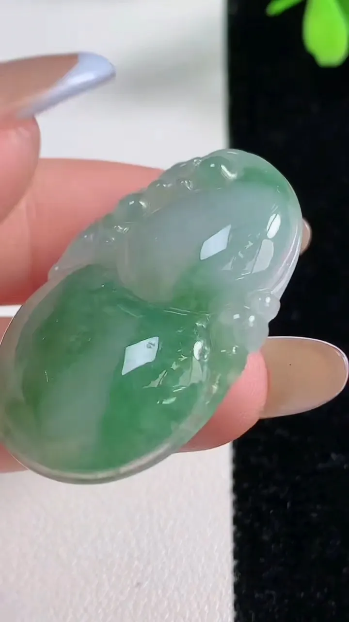 天然A货翡翠葫芦吊坠，尺寸38.2-23.8-6.4，重量:9.51g
11月4日