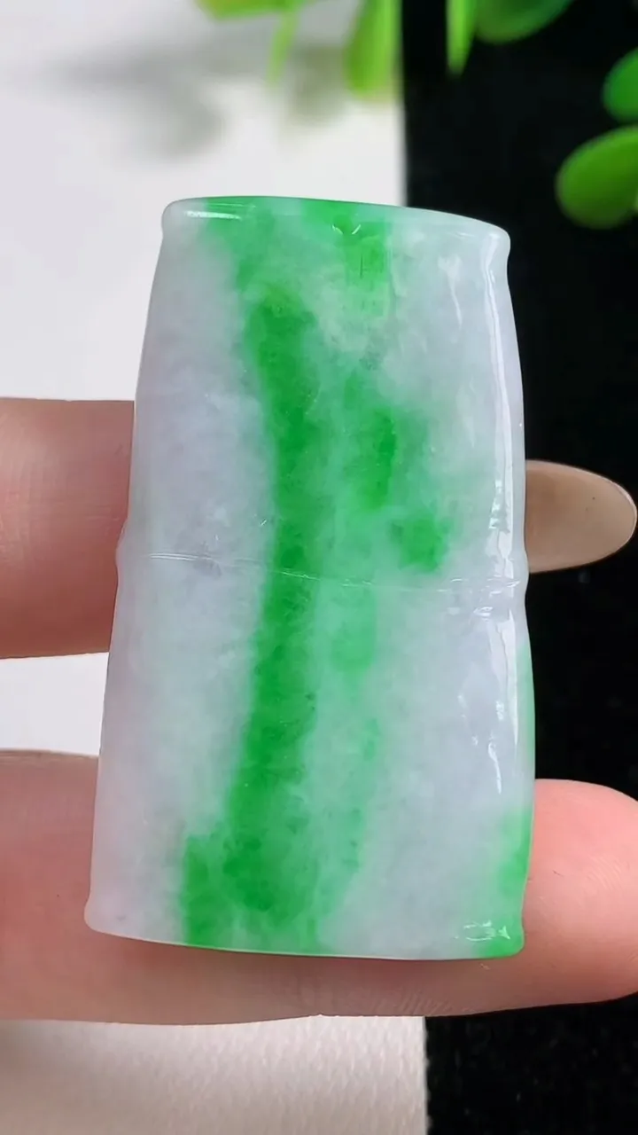 天然A货翡翠节节高升 竹节吊坠，尺寸44-25-5.5，重:16.19g
11月4日