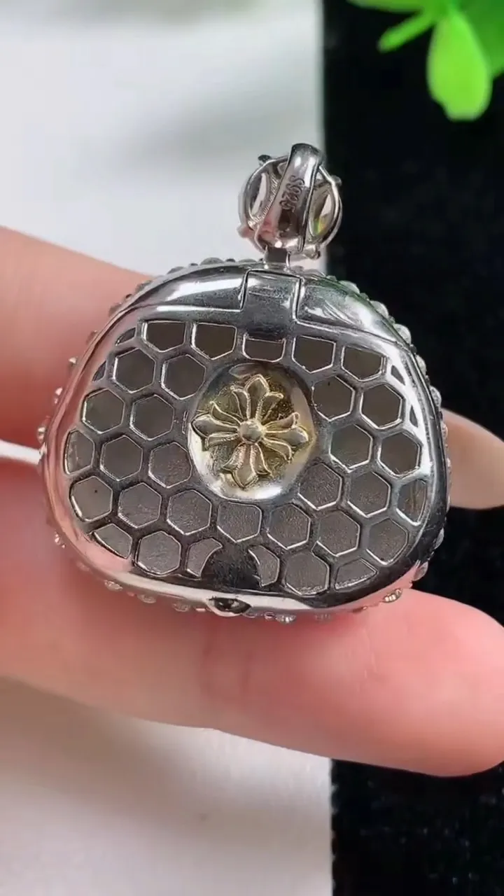 天然A货翡翠凤凰吊坠，尺寸35-30.6-10.5，裸石22.2-26.3重量:15.95g
11月4日