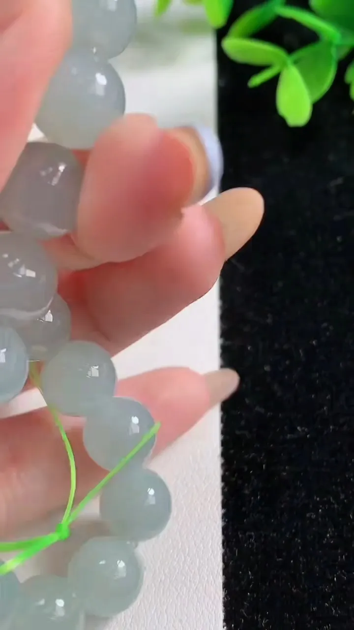 天然A货翡翠圆珠手串，尺寸10.2-19颗，重量:35.82g11月4日
工厂直销收藏佳品,种好水足，色泽均匀，有种有色，上手高大气！