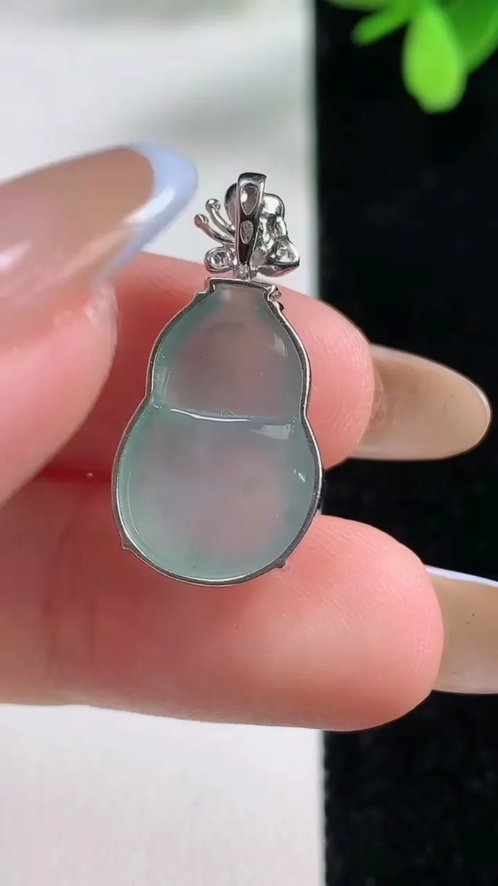 天然A货翡翠种飘花葫芦吊坠，尺寸19-13-6.5，重量:3.19g
11月4日