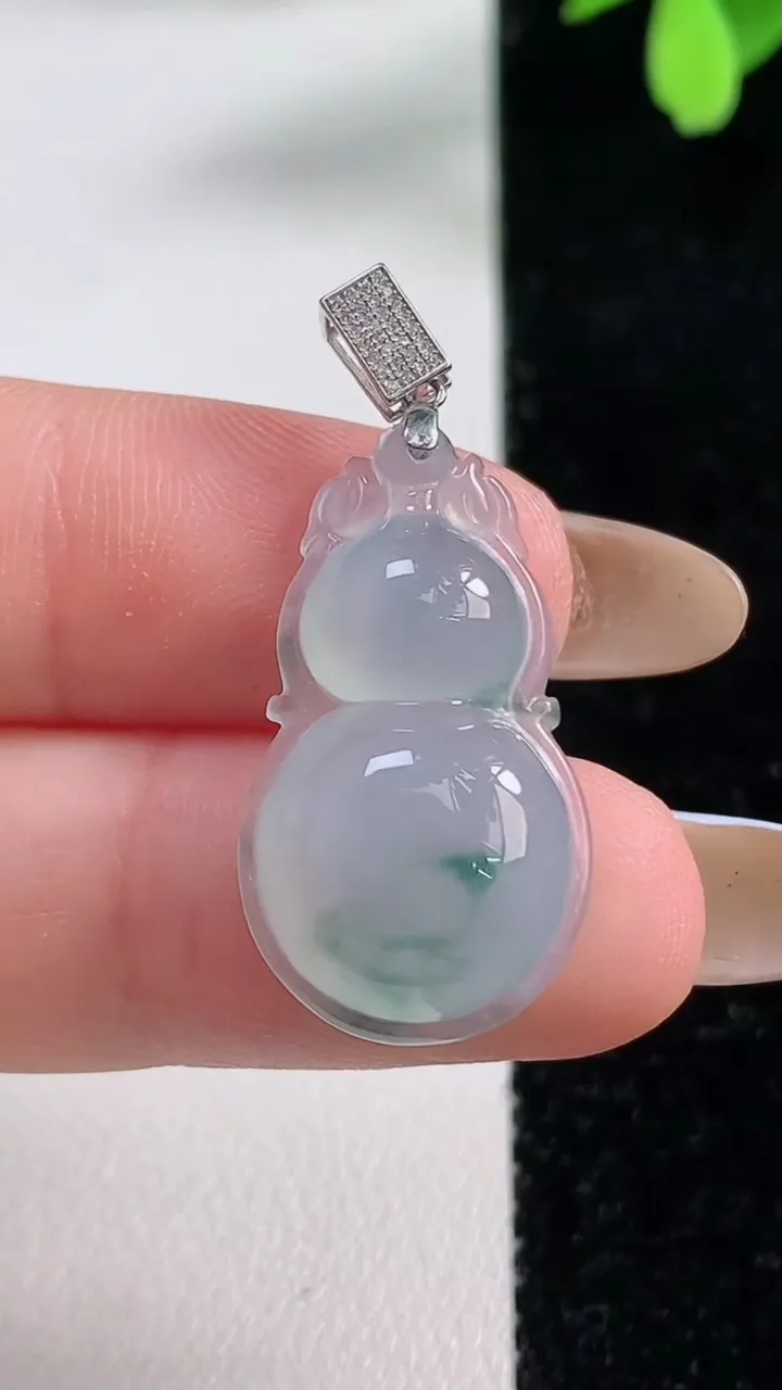 天然A货翡翠种飘花葫芦吊坠，尺寸25.5-14.6-6.2，重量:3.64g
11月4日