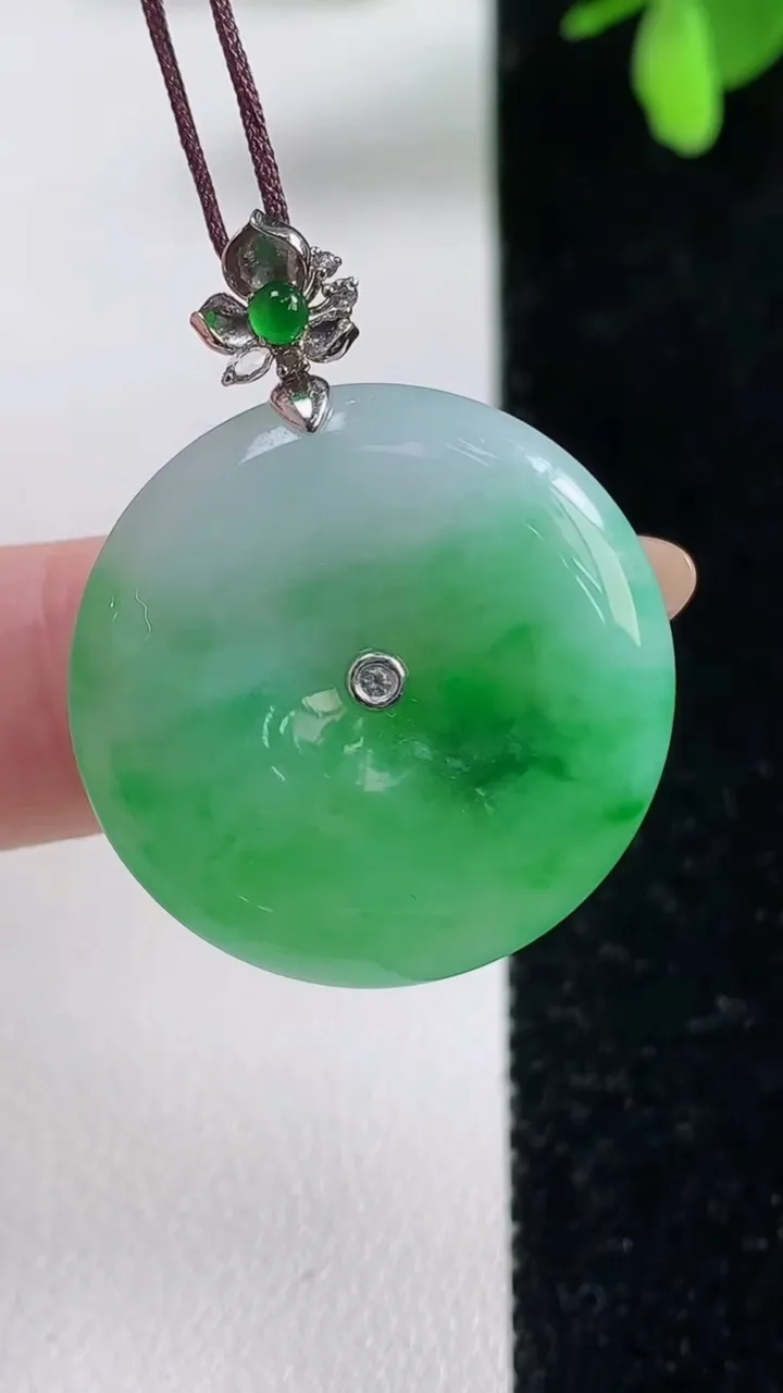 天然A货翡翠平安扣吊坠，尺寸25.6-5.3，重量:7.47g
11月4日