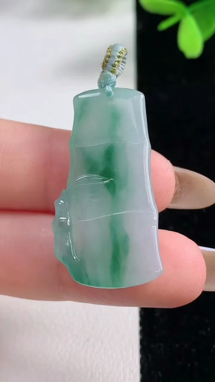 天然A货翡翠节节高升 竹节吊坠，尺寸33.5-17.2-4.1，重量:5.57g
11月4日