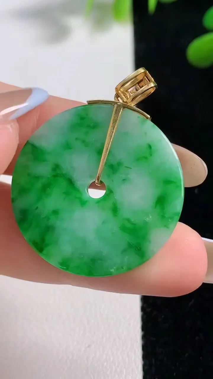 天然A货翡翠平安扣吊坠，尺寸28.8-2，重:5.63g
11月4日