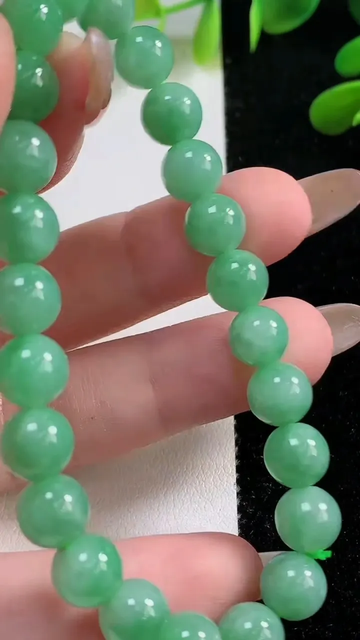 天然A货翡翠圆珠手串，尺寸7.8-24颗，重:20.98g11月4日
工厂直销收藏佳品,种好水足，色泽均匀，有种有色，上手高大气！