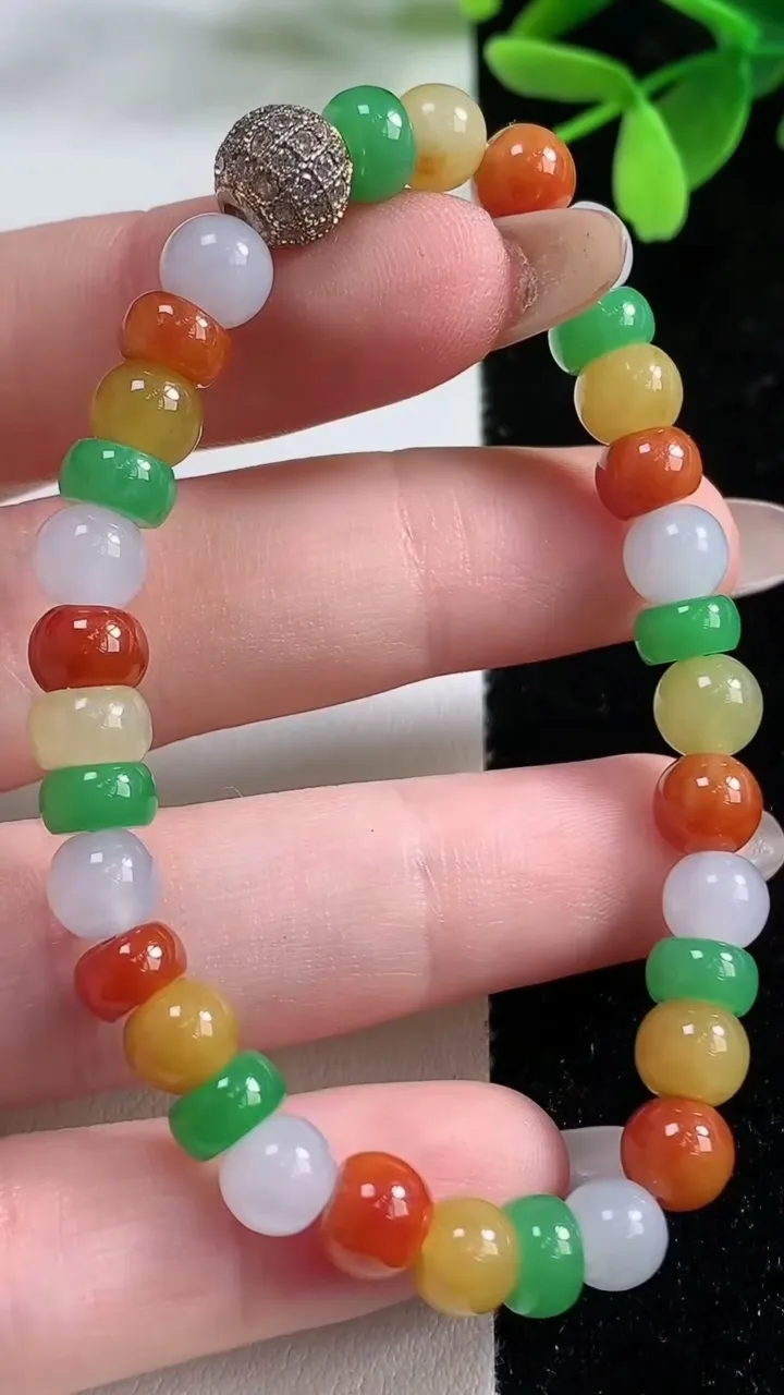天然A货翡翠三彩算盘珠手串，尺寸6.3-5.6-32颗，重量:14.21g11月4日
工厂直销收藏佳品,种好水足，色泽均匀，有种有色，上手高大气！