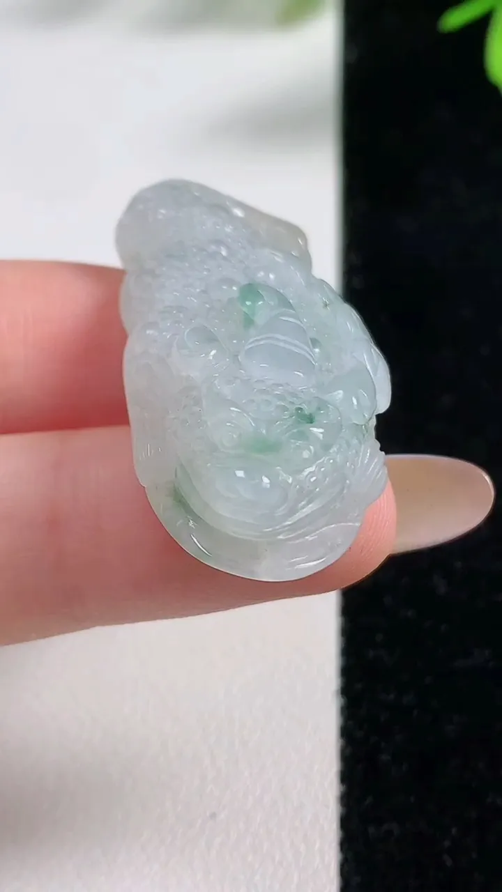 天然A货翡翠飘花金蟾吊坠，尺寸41.2-19.5-10.6，重:14.59g
11月4日