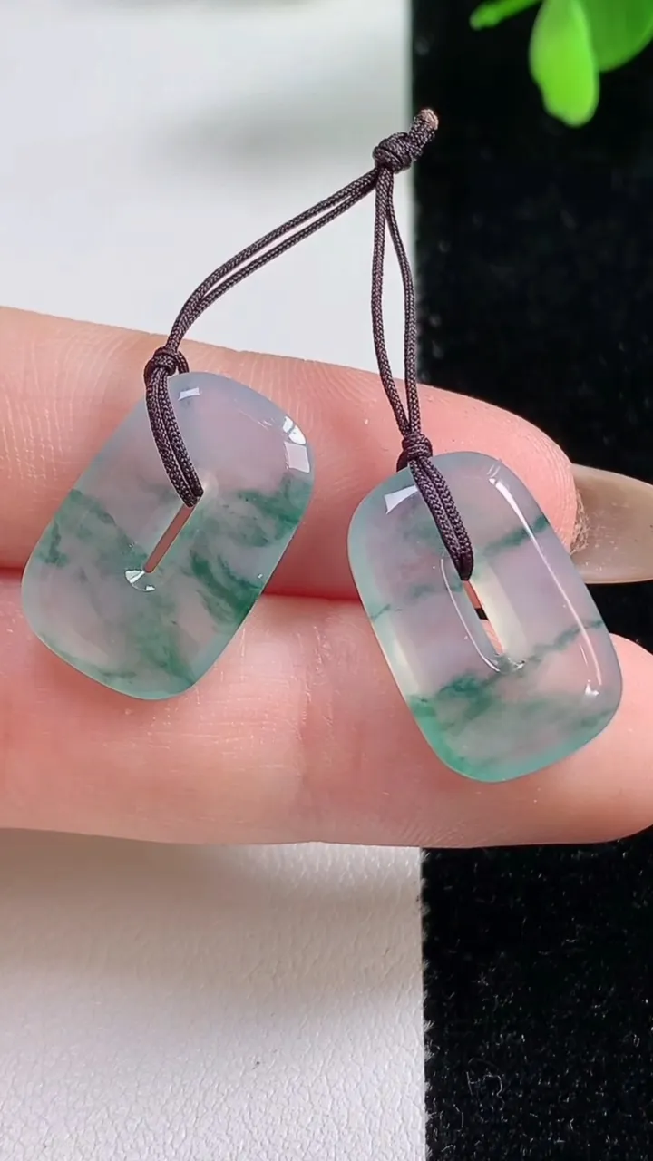 天然A货翡翠冰种飘花福贝吊坠一对，尺寸20-12.5-2.8，重量:3.59g
11月4日