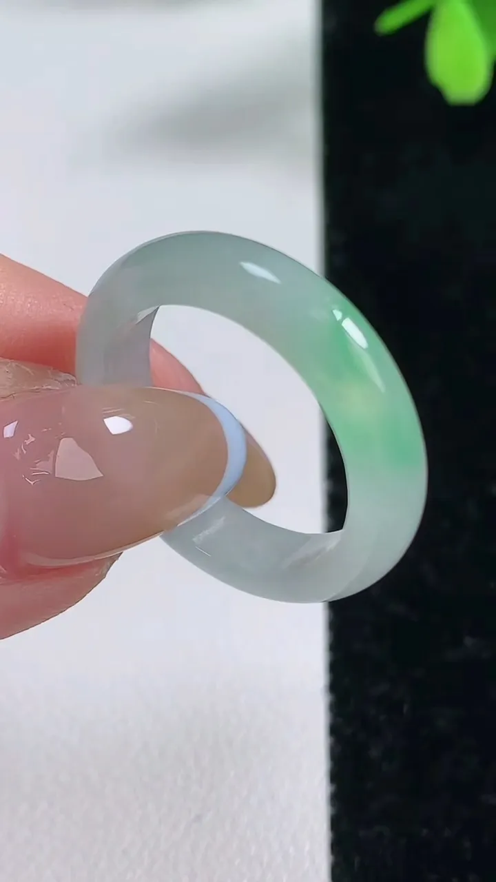 天然A货翡翠指环戒指，尺寸19.2-5.2-3.1，重量:3.65g2025年11月4日
工厂直销收藏佳品,种好水足，色泽均匀，有种有色，上手高大气！