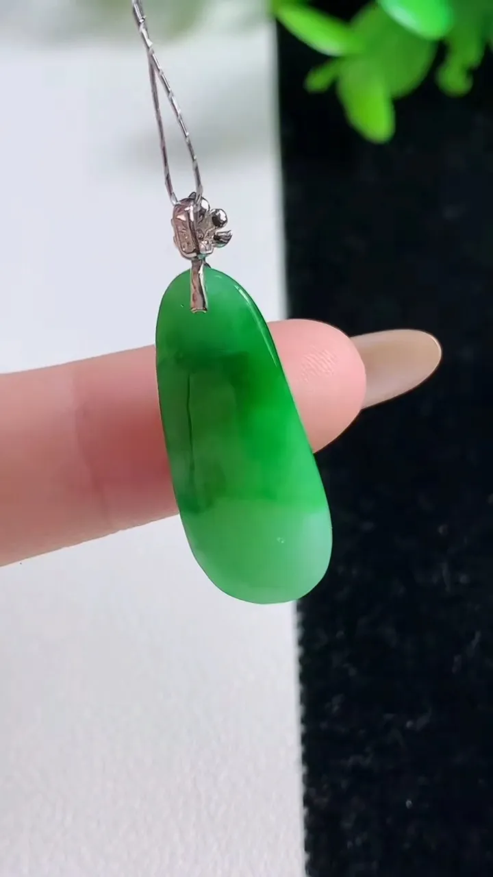 天然A货翡翠福瓜吊坠，尺寸25.2-10.8-5.5，重量:3.44g
11月4日