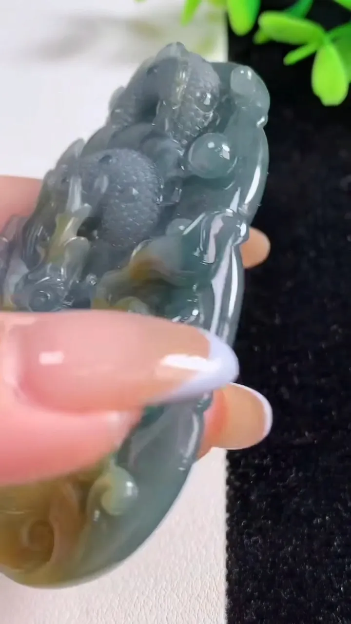 天然A货翡翠双彩龙牌吊坠，尺寸75-42-12.6，重:61.86g
11月4日