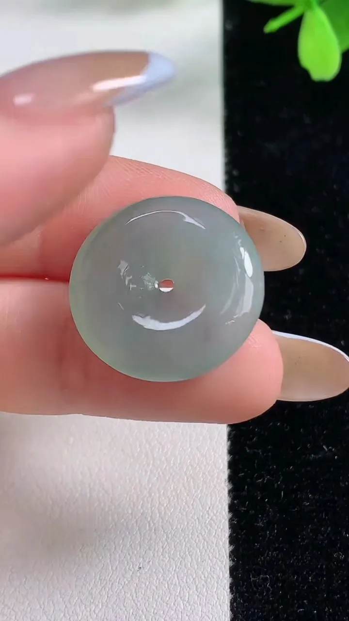 天然A货翡翠平安扣吊坠，尺寸21.2-4.6，重量:4.65g
11月4日