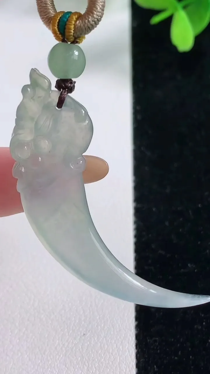 天然A货翡翠龙牙吊坠，尺寸46-12.2-5.1，重量:9.02g
11月4日