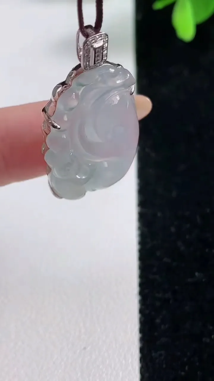 天然A货翡翠种白冰如意吊坠，尺寸27.5-17.4-6.8，重量:5.63g
11月4日