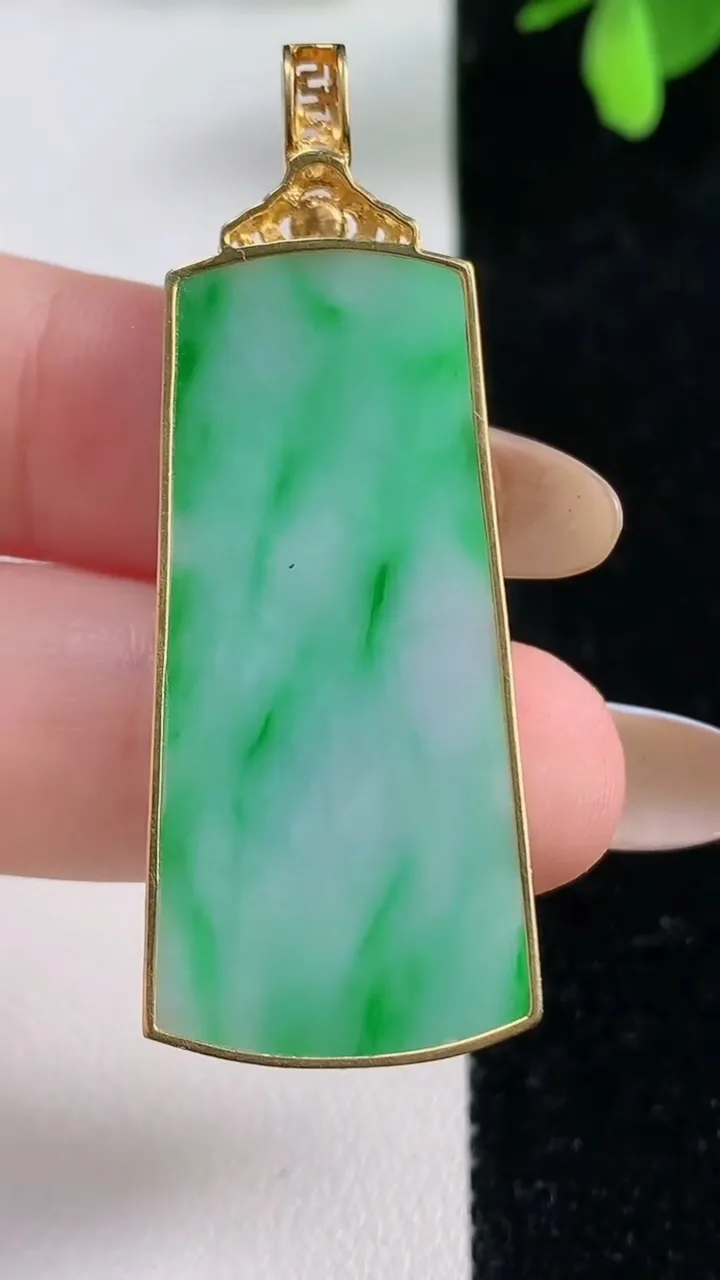 天然A货翡翠无事牌吊坠，尺寸39.6-18.6-3.5，重量:7.30g
11月4日