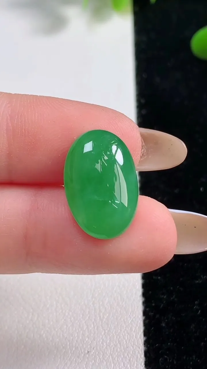 天然A货翡翠蛋面镶嵌件，尺寸18-12.2-5.2，重:1.94g
11月4日