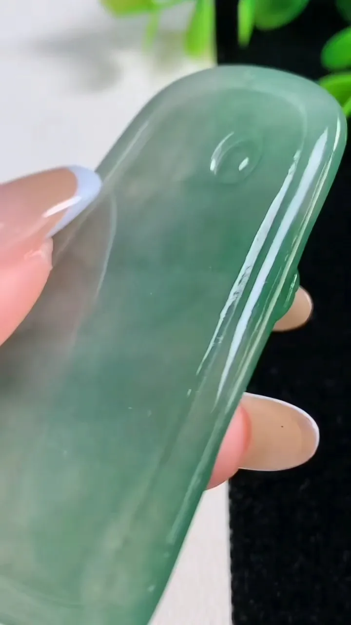 天然A货翡翠大势至菩萨吊坠，尺寸65.5-35-6，重:30.04g
11月4日