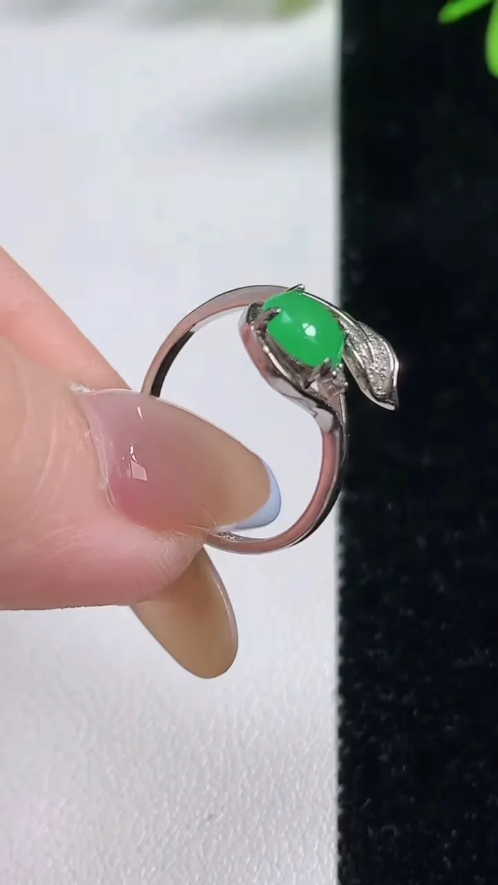 天然A货翡翠蛋面戒指，尺寸6.2-6.2，重:1.77g2025年11月4日
工厂直销收藏佳品,种好水足，色泽均匀，有种有色，上手高大气！
