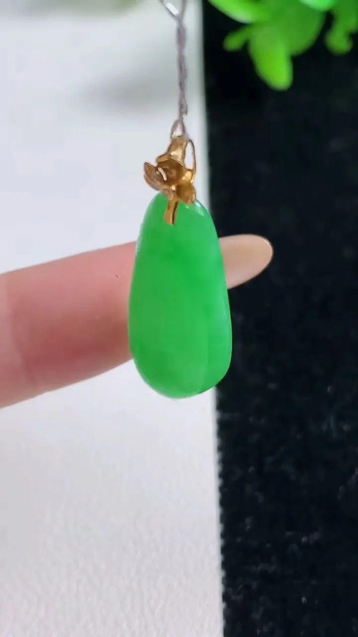 天然A货翡翠福瓜吊坠，尺寸24.2-11-3.3，重量:2.55g
11月4日