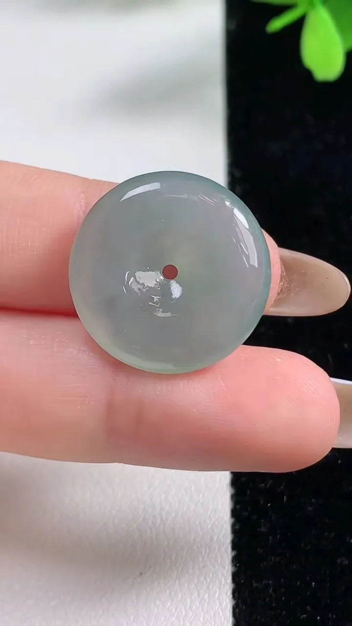 天然A货翡翠平安扣吊坠，尺寸21.2-4.6，重量:4.65g
11月4日