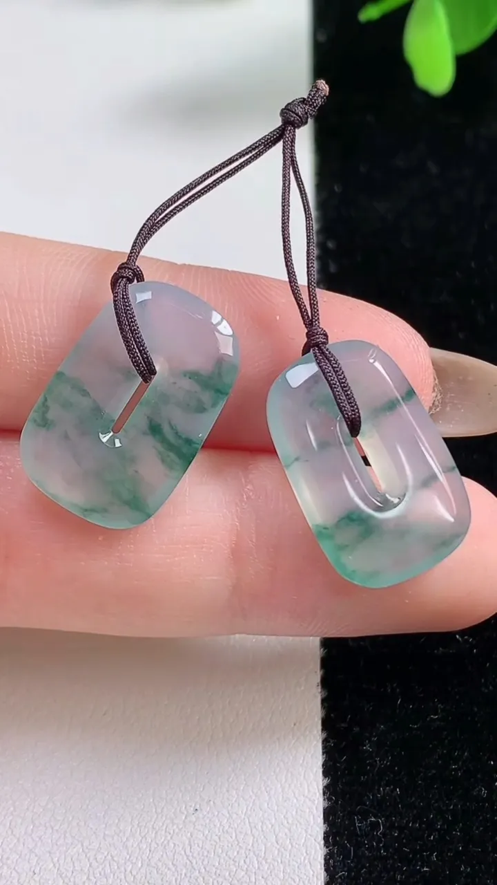 天然A货翡翠冰种飘花福贝吊坠一对，尺寸20-12.5-2.8，重量:3.59g
11月4日