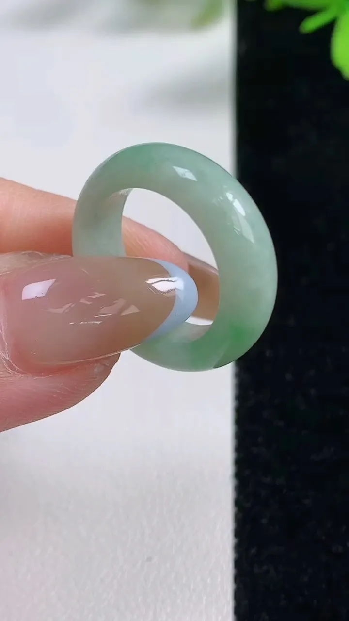 天然A货翡翠指环戒指，尺寸16.3-6.5-3.9，重:4.29g2025年11月4日
工厂直销收藏