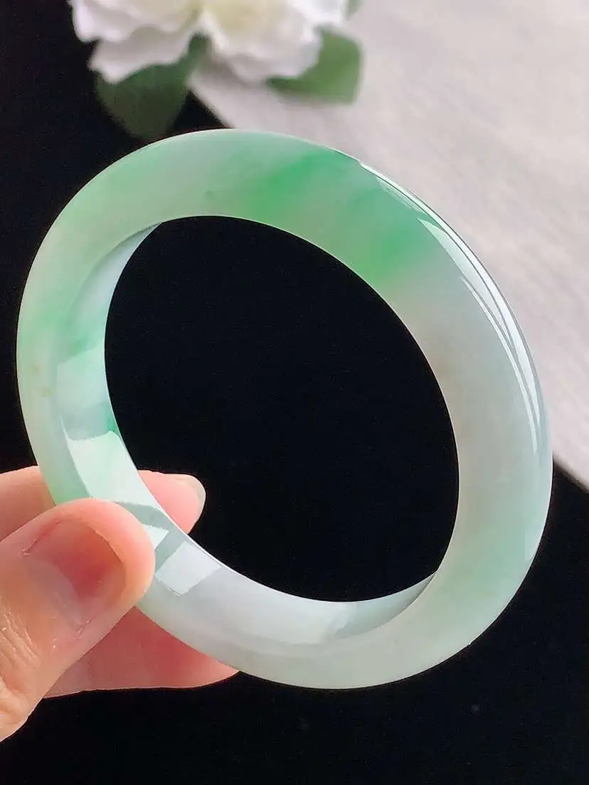a货翡翠老坑冰种飘绿正装正圈手镯54-55圈口  尺寸54×11.3×8.5mm 重量53.70g 