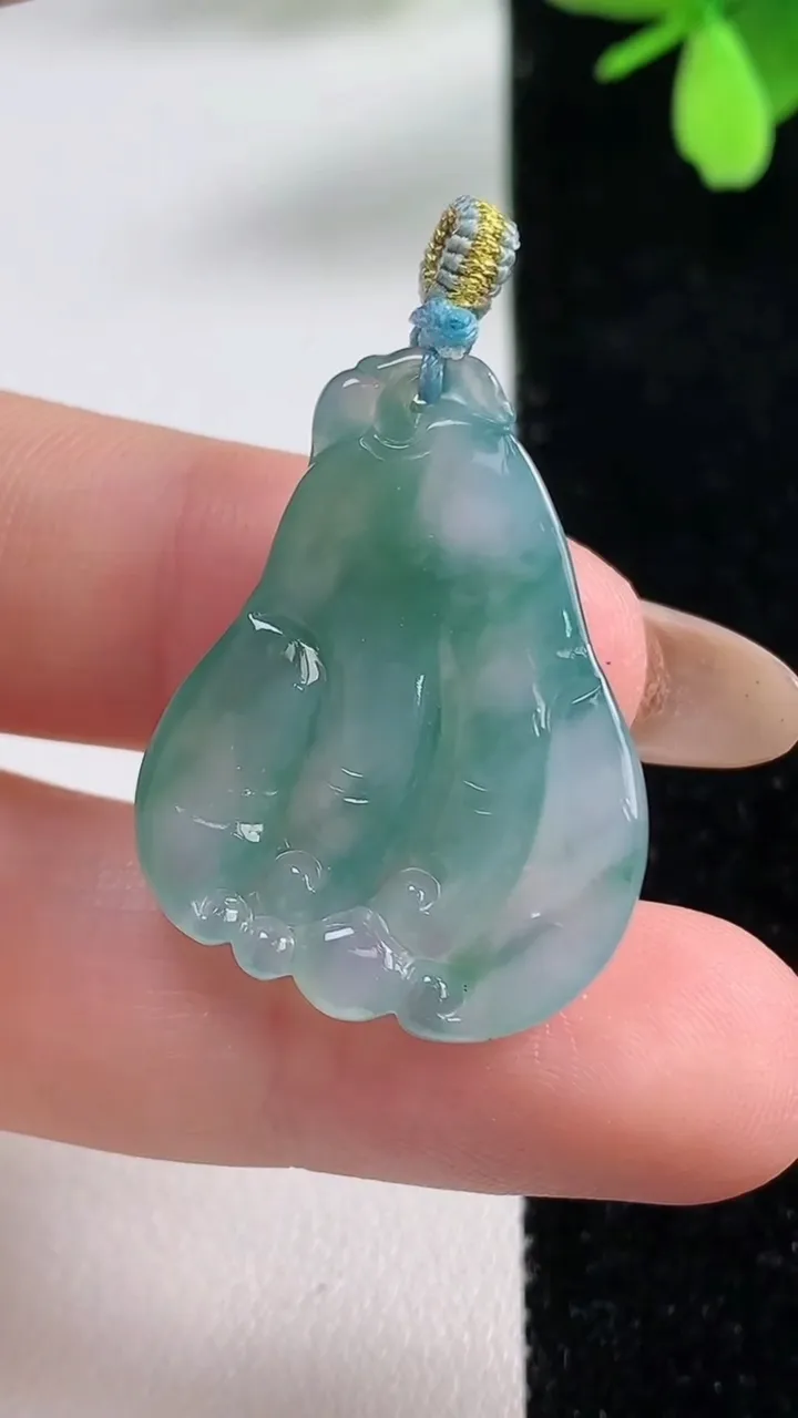 天然A货翡翠冰种飘花佛手瓜吊坠，尺寸29.5-22.5-6.4，重量:6.20g
11月4日