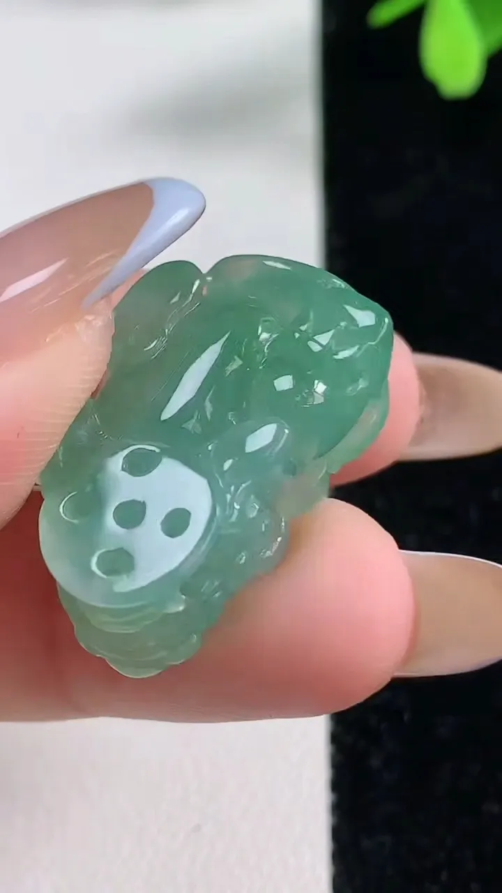 天然A货翡翠貔貅吊坠，尺寸26.2-16.5-9.7，重量:9.51g
11月4日