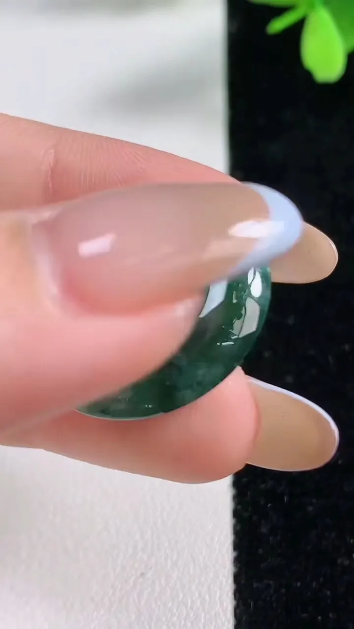 天然A货翡翠冰种飘花平安扣吊坠，尺寸24.3-5.8，重量:6.98g
11月4日