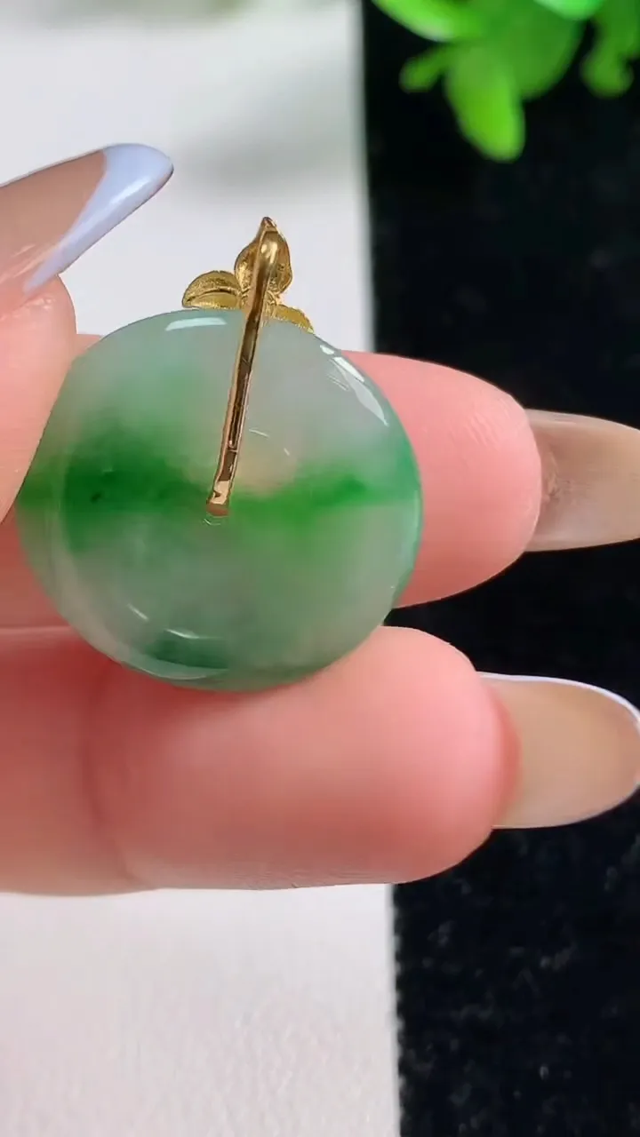 天然A货翡翠平安扣吊坠，尺寸20.9-3.6，重量:3.93g
11月4日