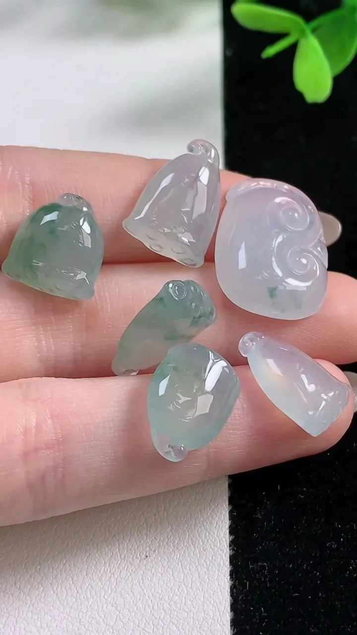 天然A货翡翠冰种飘花如意吊坠一手，尺寸21.3-15.6-4.6，重量:10.79g
11月4日