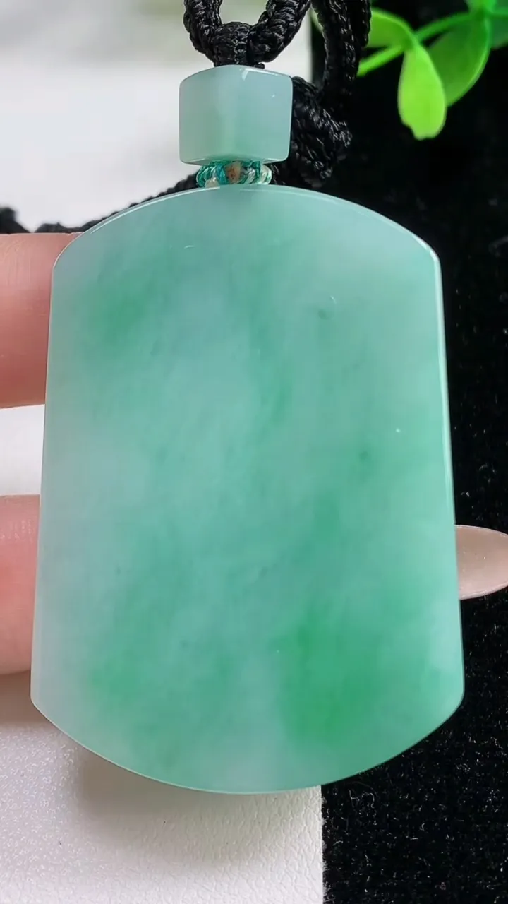 天然A货翡翠无事牌吊坠，尺寸52.6-36.8-5.6，重量:37.91g
11月4日