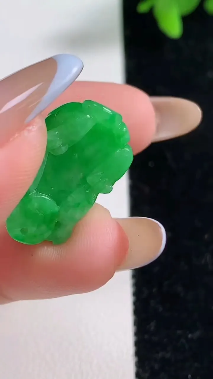 天然A货翡翠貔貅吊坠，尺寸22.6-13.4-10，重量:6.42g
11月4日