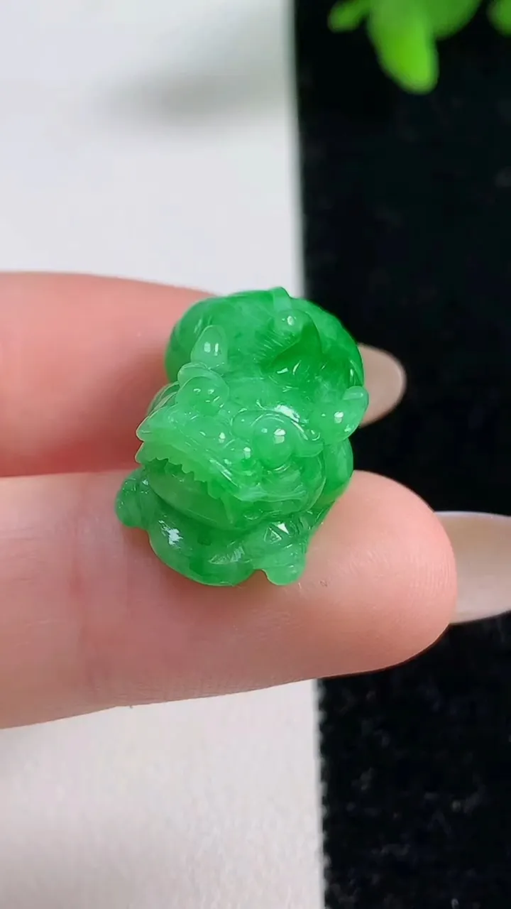 天然A货翡翠貔貅吊坠，尺寸22.6-13.4-10，重量:6.42g
11月4日