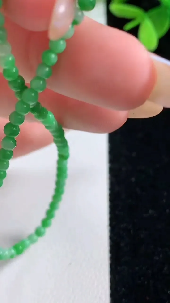 天然A货翡翠小米珠手串，尺寸3-66颗，重量:5.19g11月4日
工厂直销收藏佳品,种好水足，色泽均匀，有种有色，上手高大气！