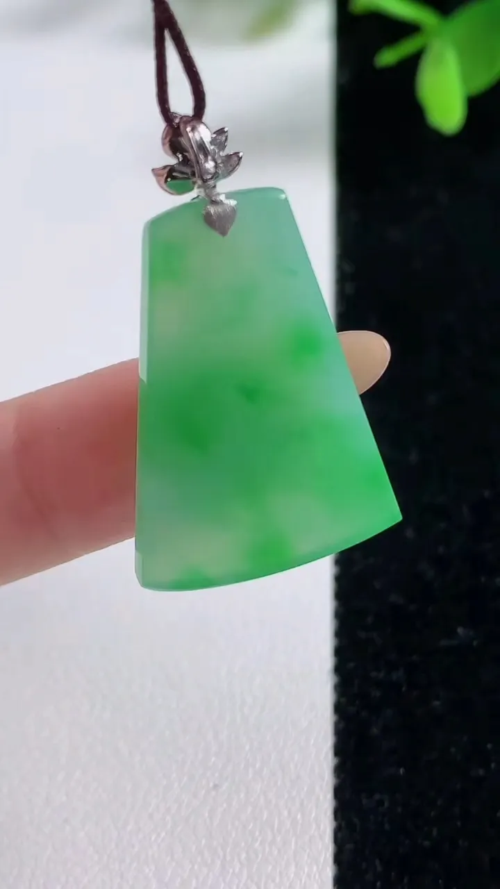 天然A货翡翠无事牌吊坠，尺寸28.3-20.4-2.9，重量:4.26g
11月4日