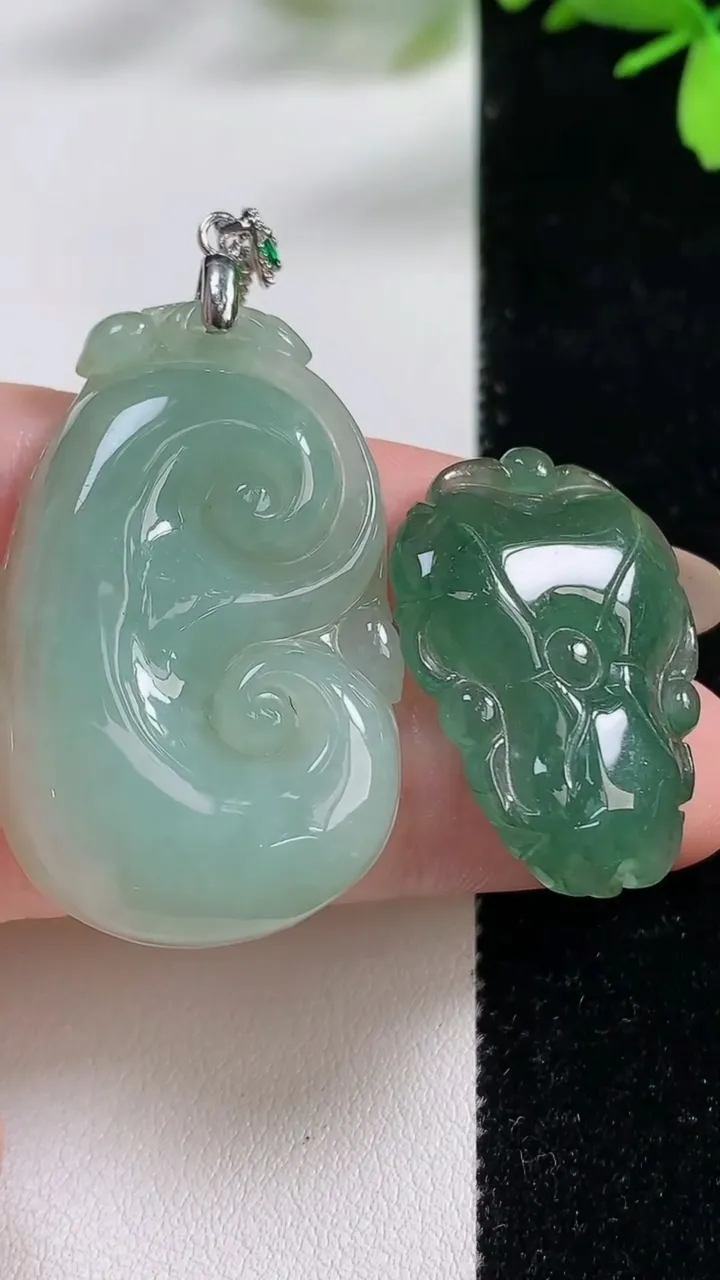 天然A货翡翠如意吊坠一对，尺寸38.8-24-6，重:10.85g
11月4日