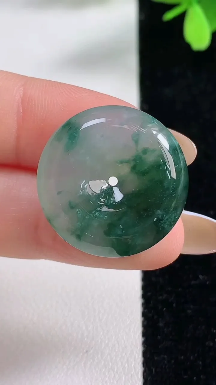 天然A货翡翠冰种飘花平安扣吊坠，尺寸24.3-5.8，重量:6.98g
11月4日