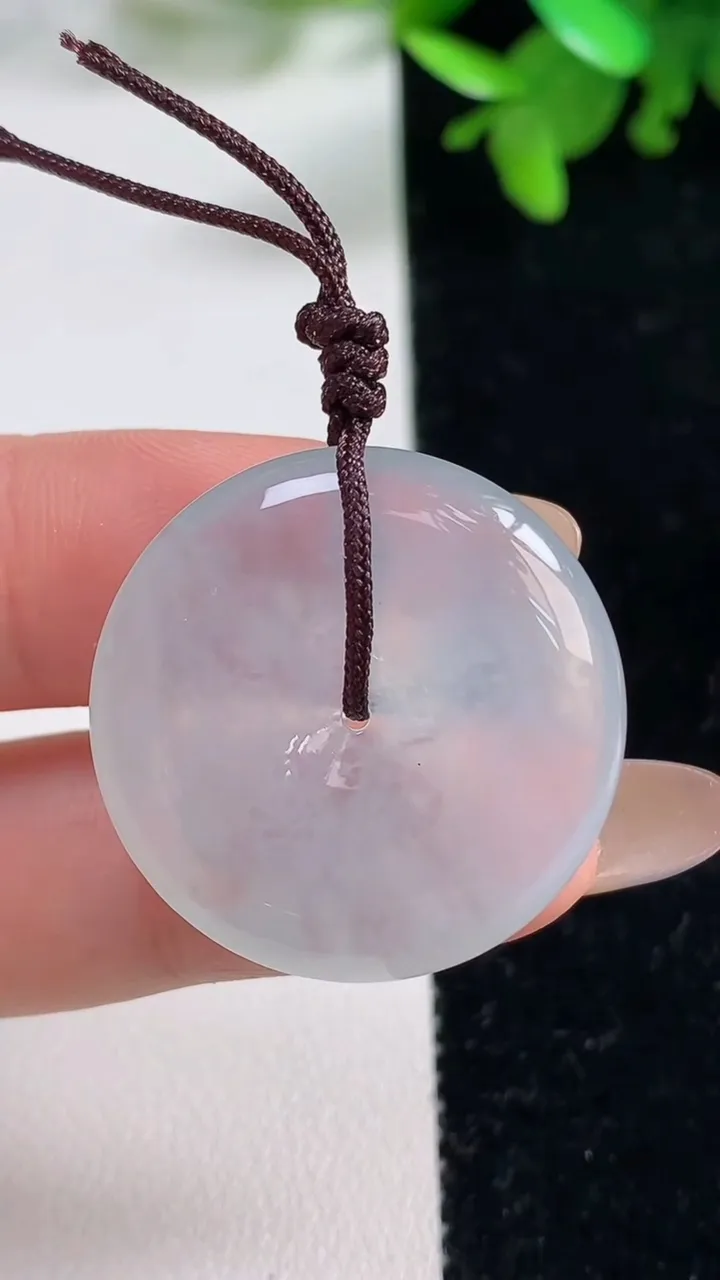 天然A货翡翠平安扣吊坠，尺寸27.7-5.8，重量:9.19g
11月4日